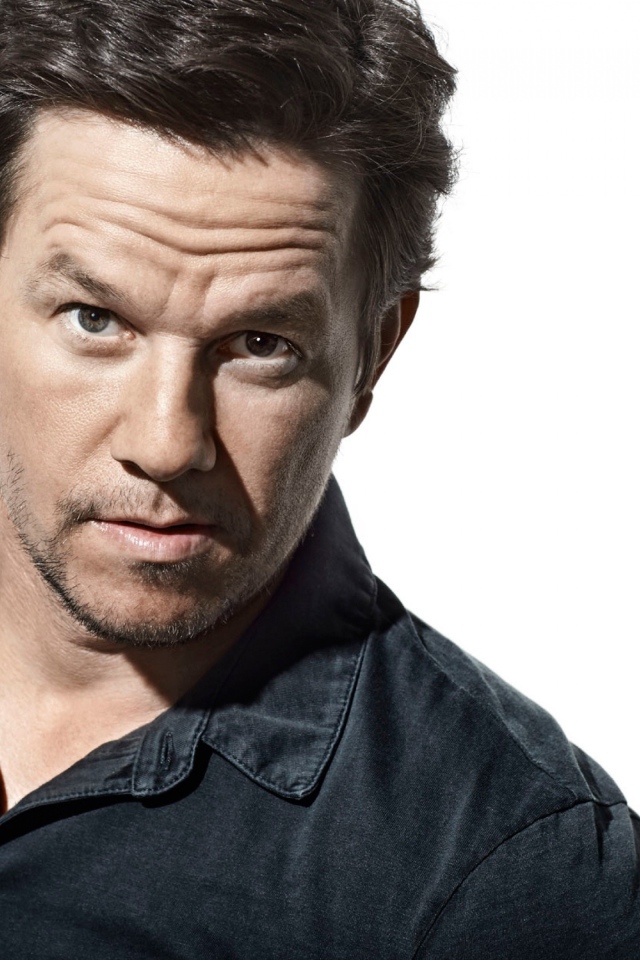 Популярный актер Марк Уолберг фото на белом фоне