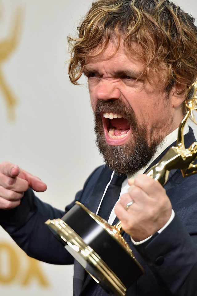 Популярный актер Питер Динклэйдж с наградой Эмми в руке