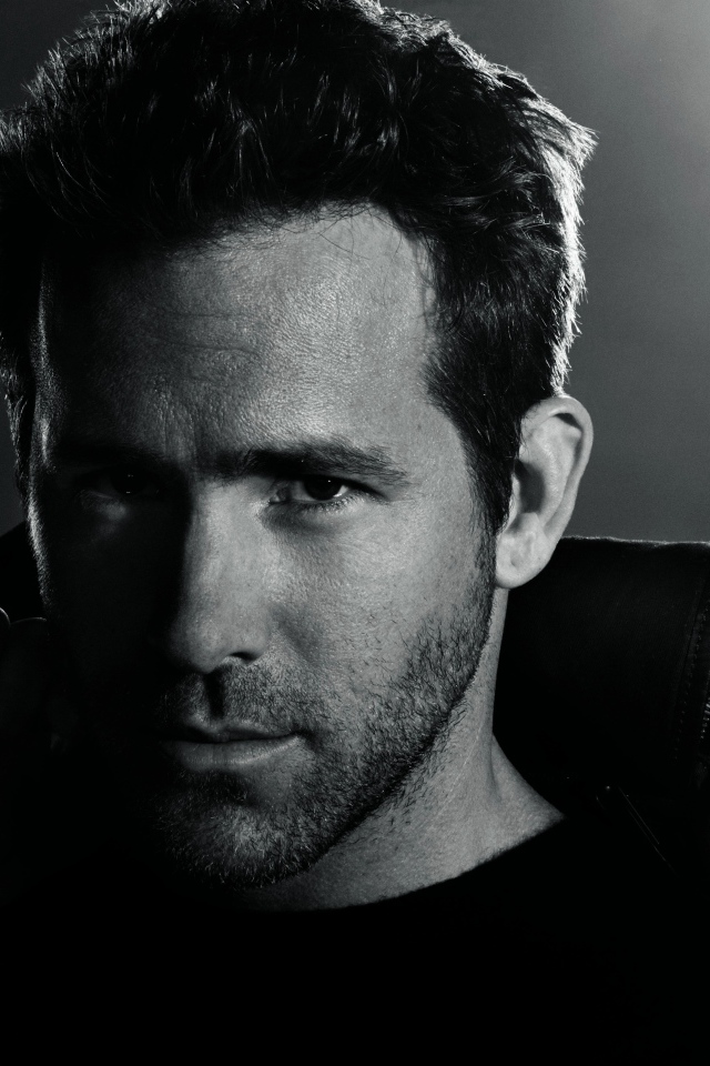 Популярный актер Райан Рейнольдс, черно-белое фото