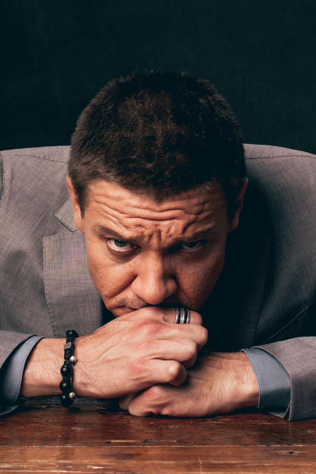 Серьезный актер Джереми Реннер 