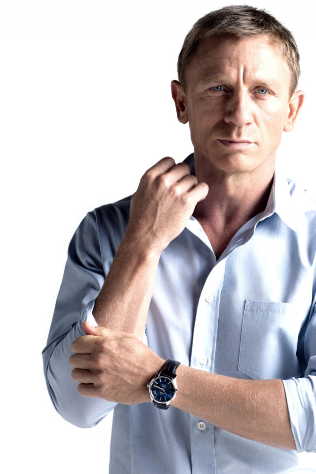 Стильный актер Дэниел Крэйг фото на белом фоне 