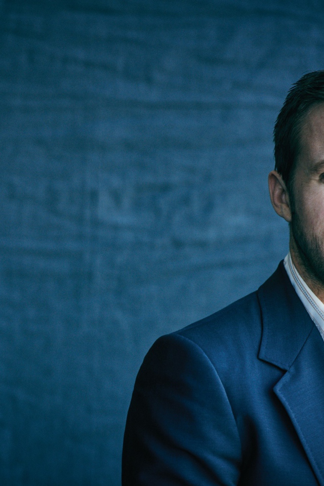 Стильный актер Райан Гослинг в костюме 