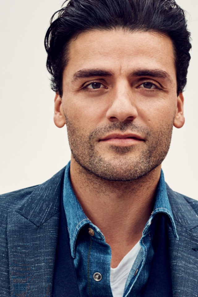 Стильный мужчина актер Оскар Айзек в костюме