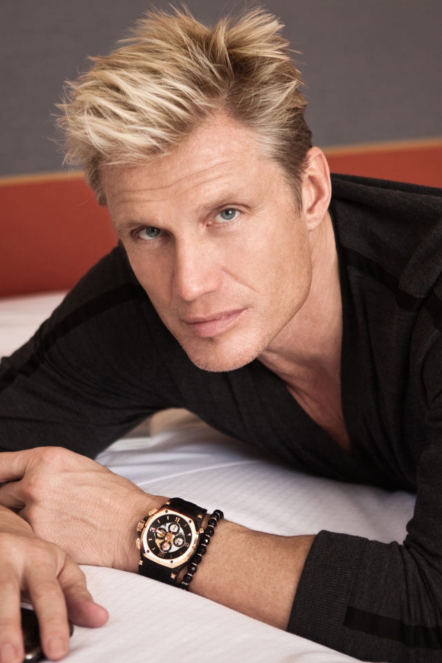 Знаменитый актер Дольф Лундгрен с часами на руке