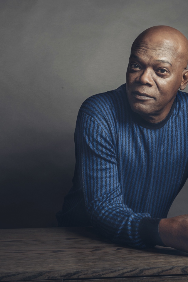 Популярный американский актер Сэмюэл Лерой Джексон с очками в руках