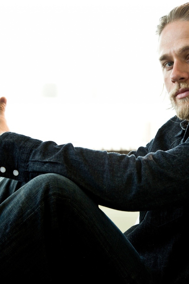 Популярный молодой актер Чарли Ханнэм