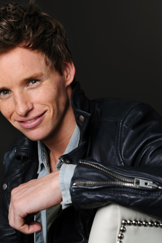 Молодой актер Эдди Редмэйн в черной кожаной куртке