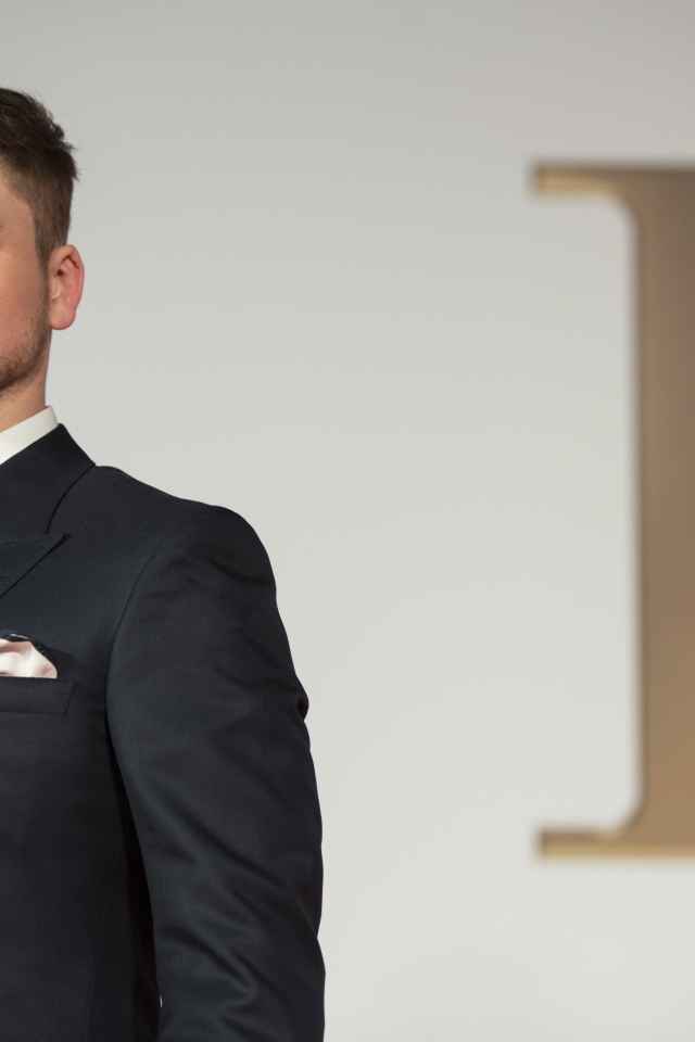 Молодой актер Терон Эгертон в черном пиджаке