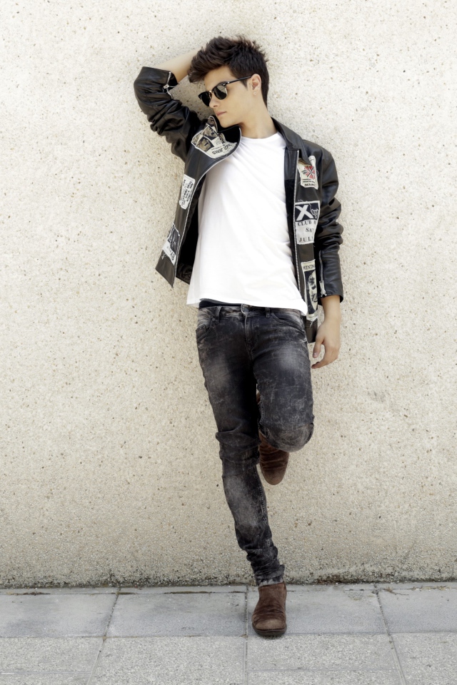 Молодой актер, певец  Авраам Матео стоит у стены