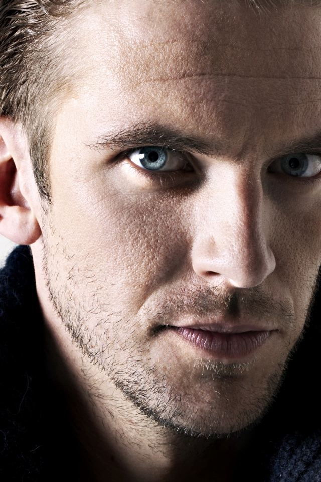 Молодой голубоглазый актер Дэн Стивенс фото на белом фоне