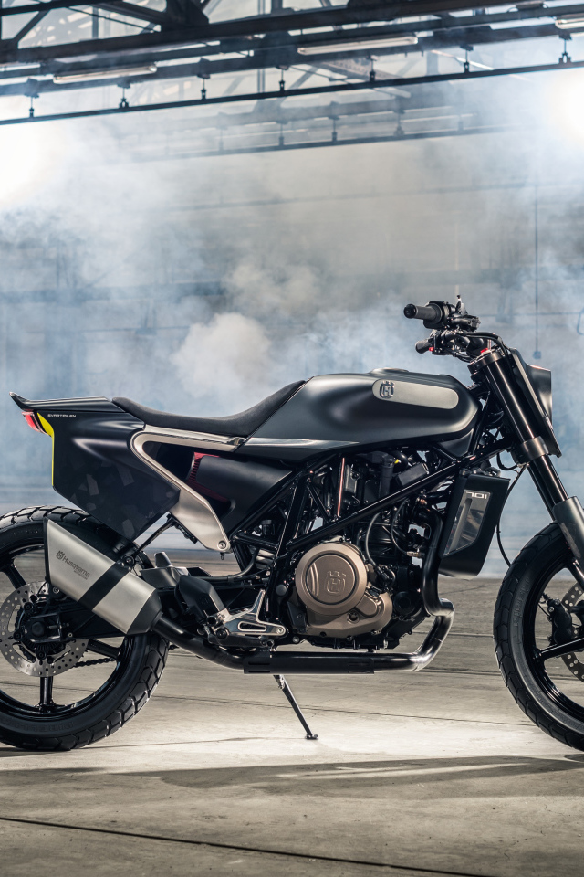 Черный супербайк Husqvarna Svartpilen 701 в дыму