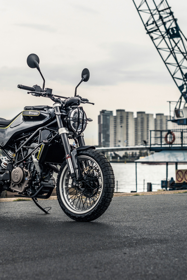 Черный стильный мотоцикл Husqvarna Svartpilen 401, 2018