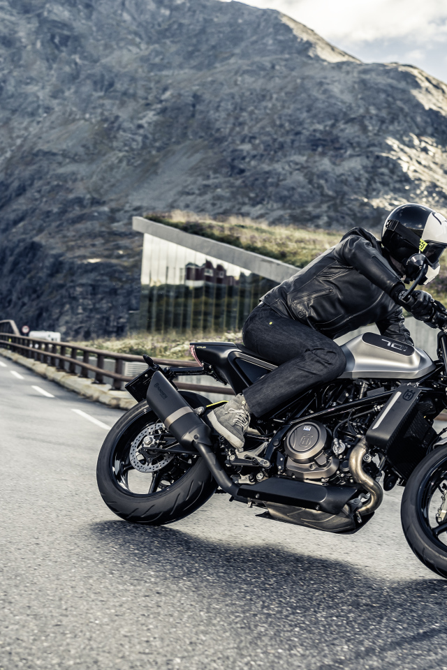 Мотоциклист на трассе на черном мотоцикле  Husqvarna Vitpilen 701, 2018