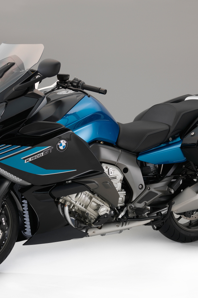 Спортивный мотоцикл BMW K1600GT на сером фоне