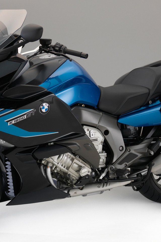 Спортивный мотоцикл BMW K 1600 GT на сером фоне