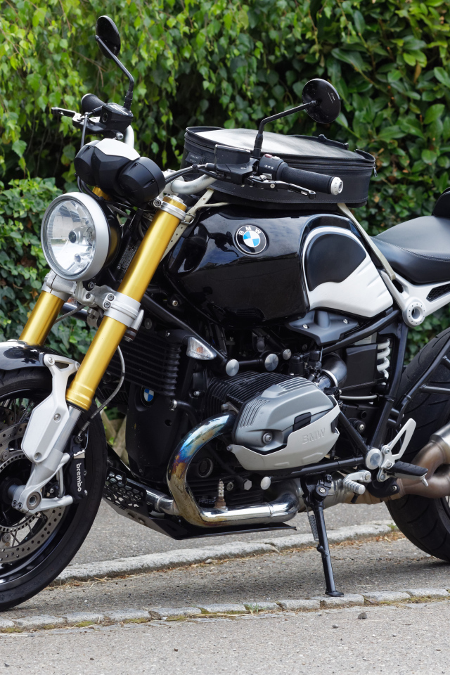 Черный мотоцикл BMW R nineT