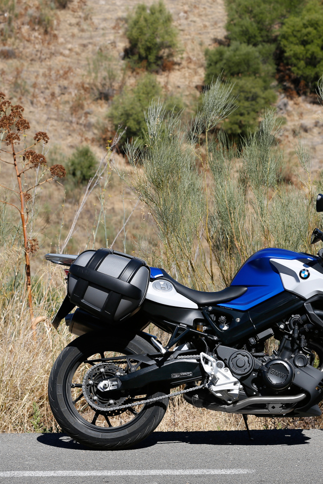 Мотоцикл BMW F800R стоит на асфальте