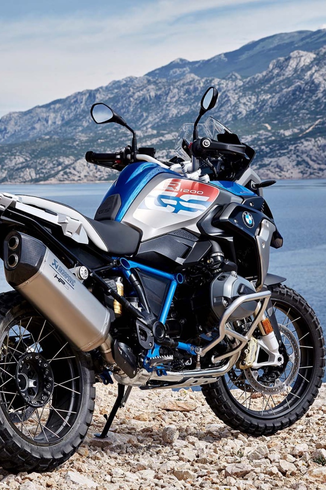 Мотоцикл  BMW R1200GS Rallye на фоне гор 