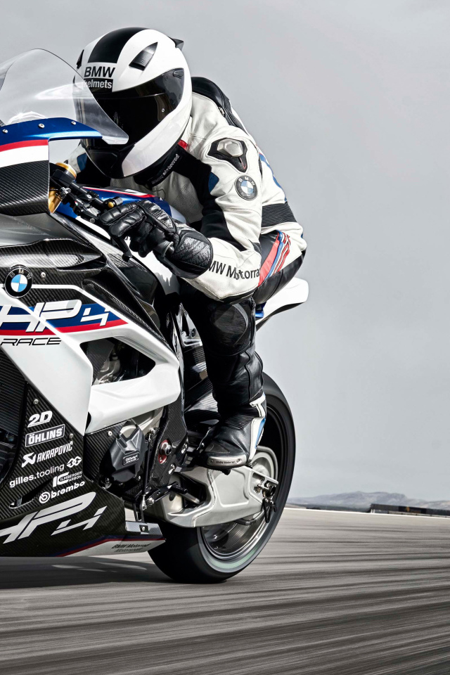 Мотоциклист на быстром мотоцикле BMW HP4 Race