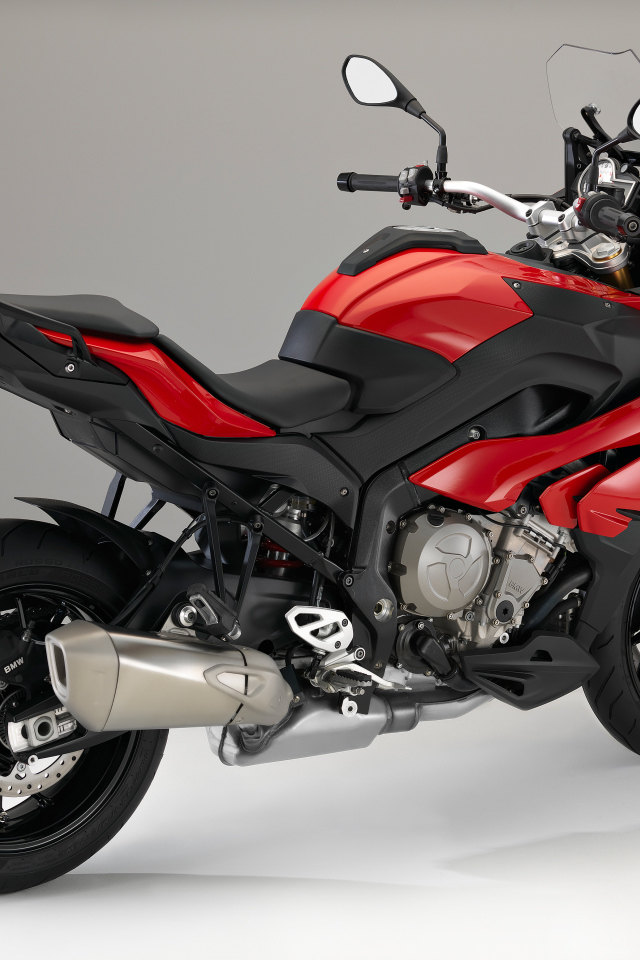 Красный мотоцикл BMW  S 1000 XR на сером фоне