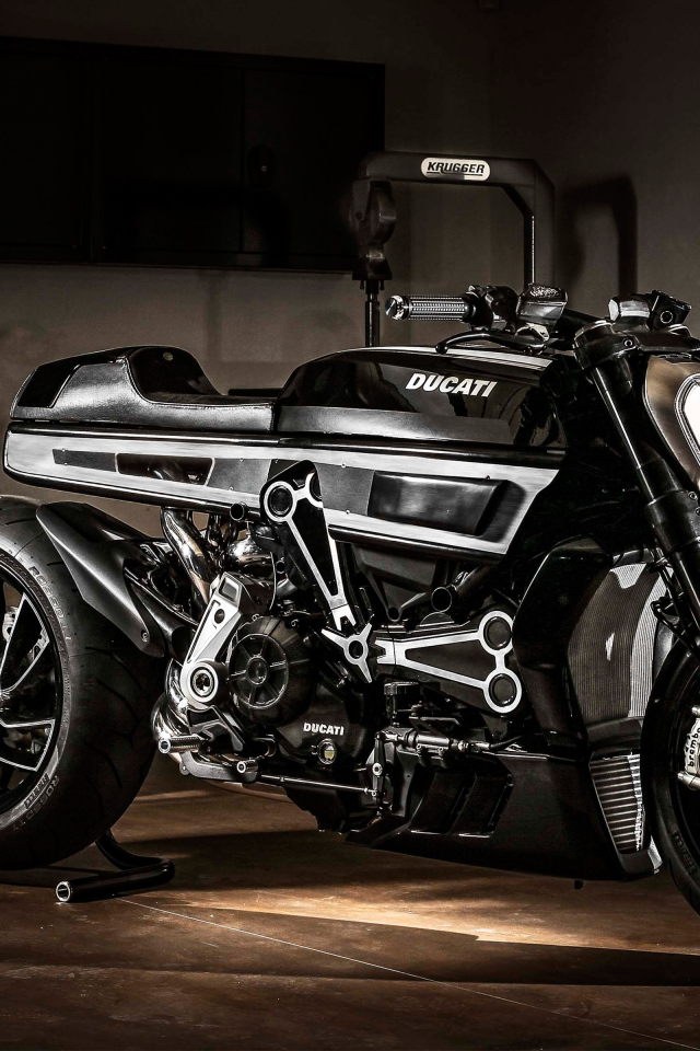 Большой черный мотоцикл  Ducati