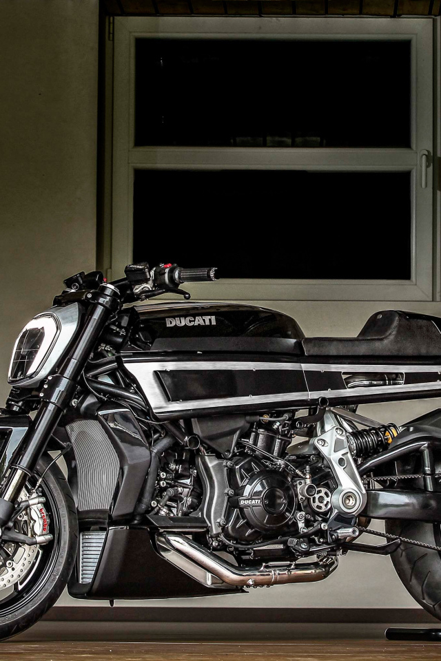 Большой черный мотоцикл Ducati XDiavel