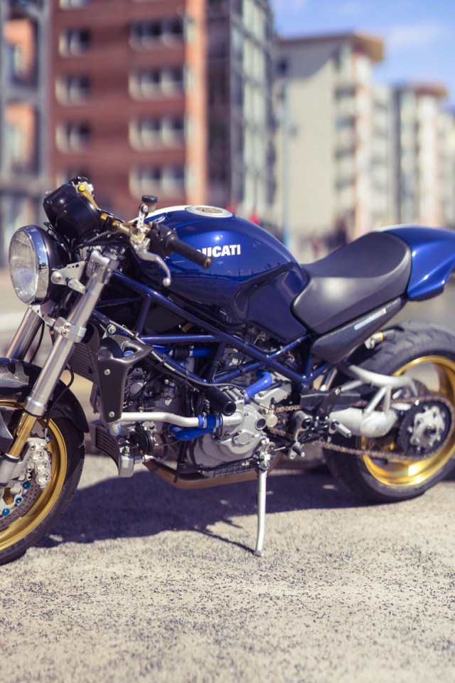 Синий мотоцикл Ducati в городе