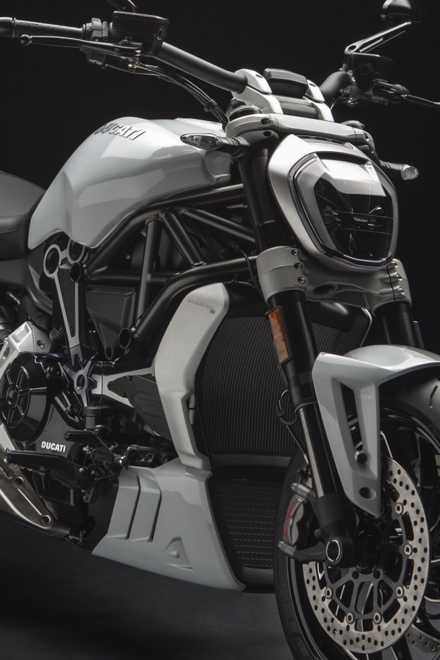 Мотоцикл Ducati XDiavel S, 2018 на черном фоне