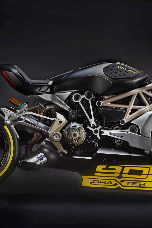 Мотоцикл Ducati draXter XDiavel на черном фоне