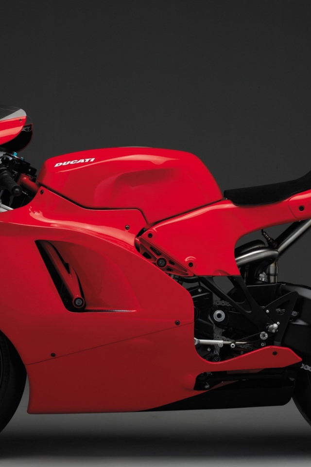 Красный мотоцикл Ducati Desmosedici RR на сером фоне