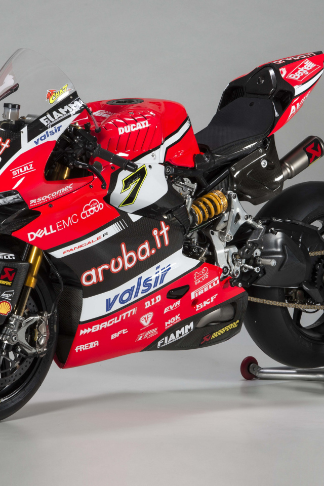Красный мотоцикл Ducati Panigale R Superbike, 2017 на сером фоне