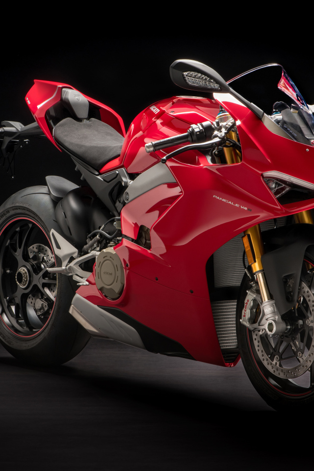 Красный мотоцикл Ducati Panigale V4 S, 2018 вид спереди