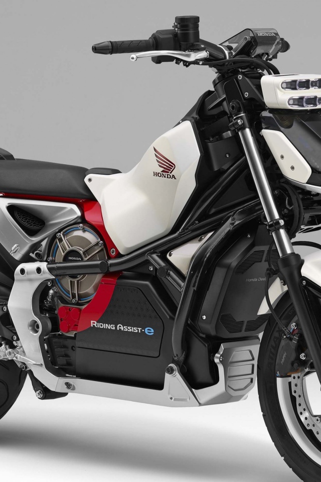 Быстрый мотоцикл  Honda Riding Assist-e Concept на сером фоне