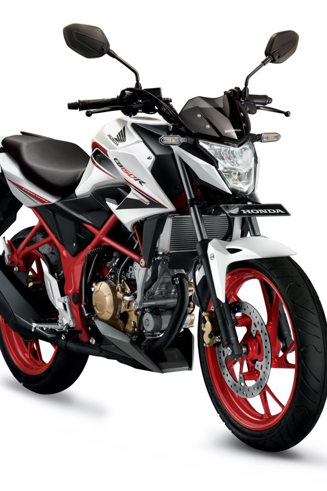 Гоночный мотоцикл Honda CB150R на белом фоне