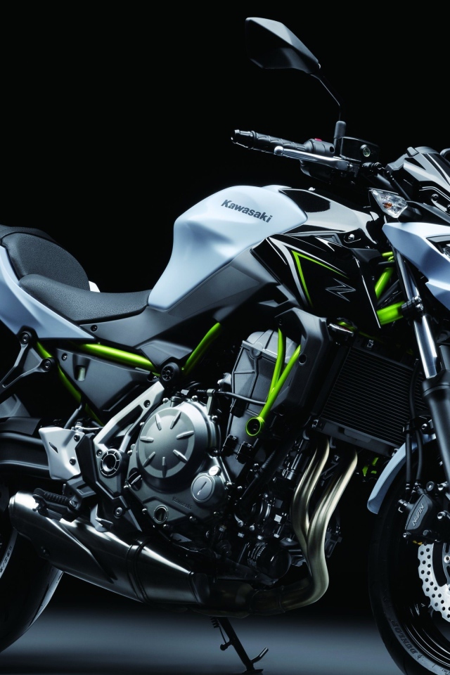 Мотоцикл Kawasaki Z650, 2017 на черном фоне