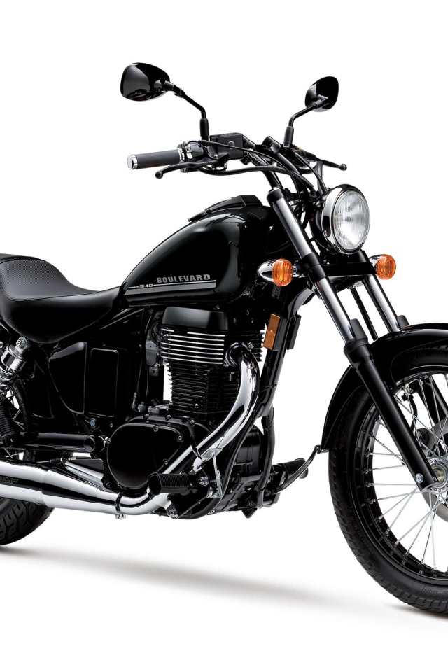 Черный мотоцикл Suzuki Boulevard S40 на белом фоне 