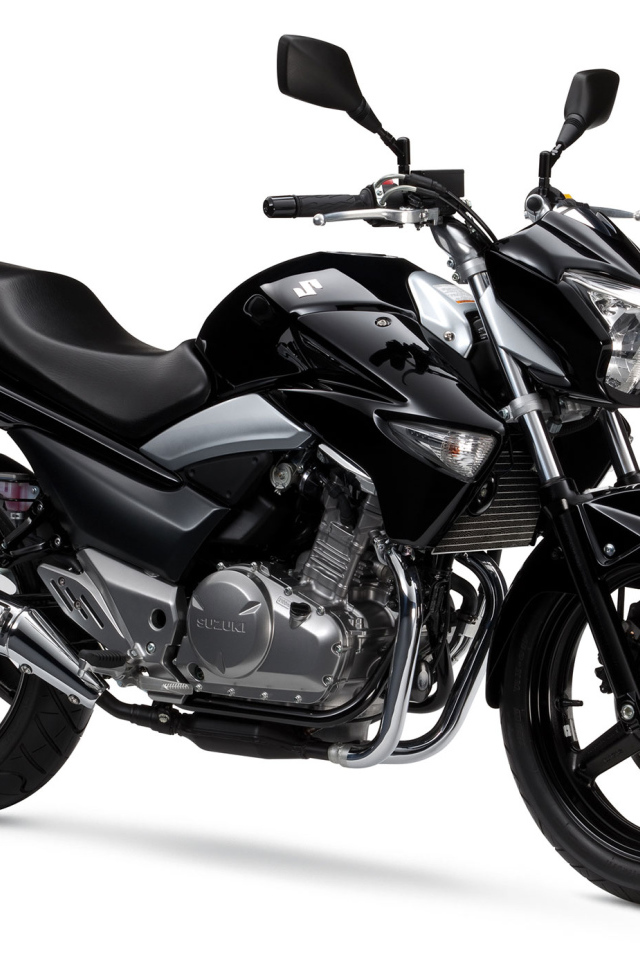 Черный мотоцикл Suzuki GW250 Inazuma на белом фоне 
