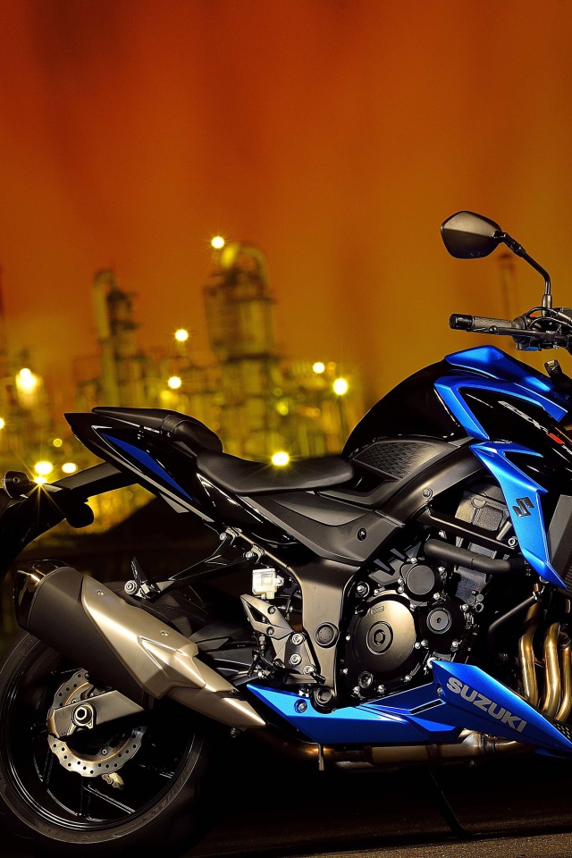 Стильный мотоцикл Suzuki GSX-S750, 2018 на фоне города