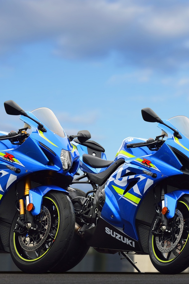 Два синих гоночных мотацикла  Suzuki GSX-R1000, 2017