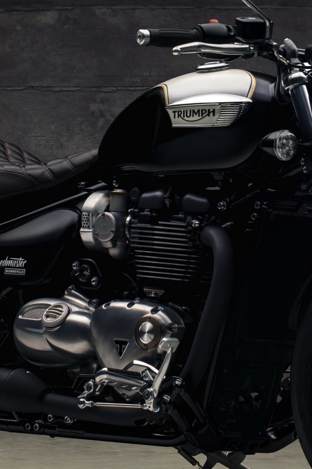 Большой черный мотоцикл Triumph Bonneville Speedmaster, 2018