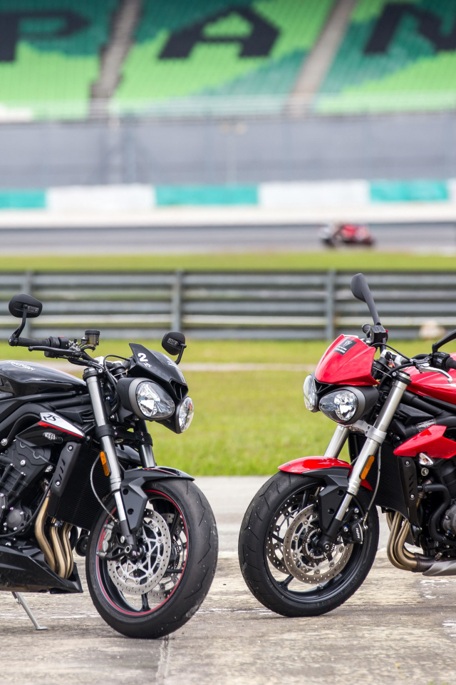 Черный и красный мотоциклы Triumph