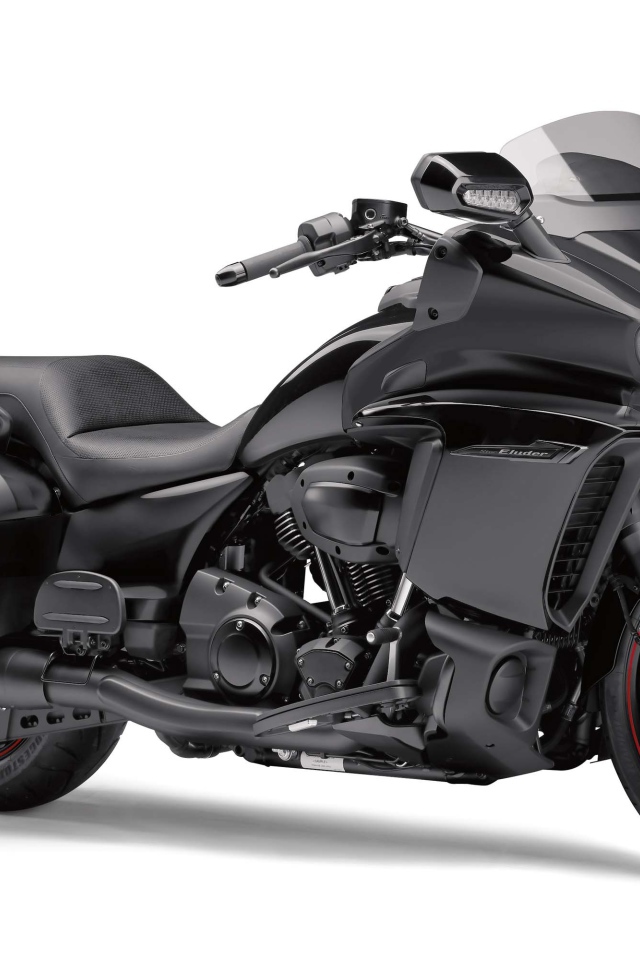 Черный мотоцикл Yamaha Star Eluder, 2018 на белом фоне