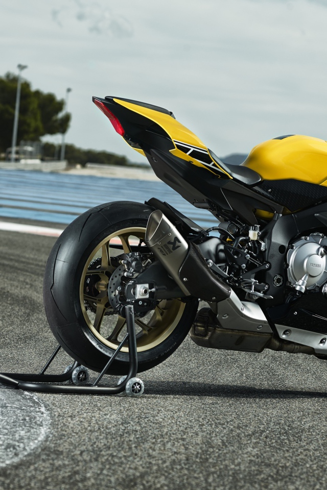 Черный с желтым мотоцикл  Yamaha YZF-R1