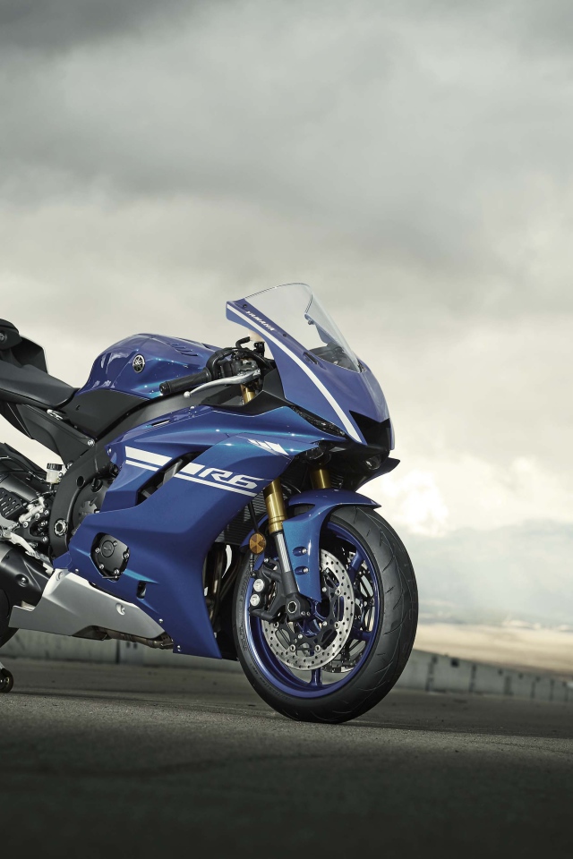 Синий мотоцикл Yamaha YZF-R6, 2017 года на фоне неба