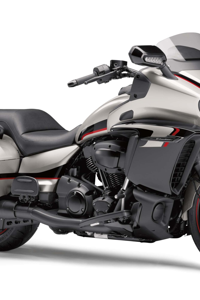 Серый мотоцикл Yamaha Star Eluder, 2018 на белом фоне