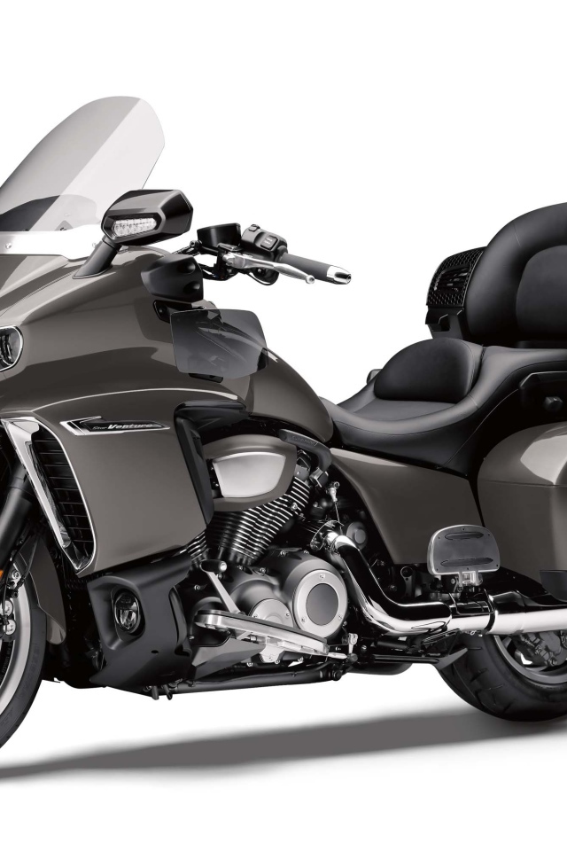 Серый мотоцикл Yamaha Star Venture, 2018 на белом фоне
