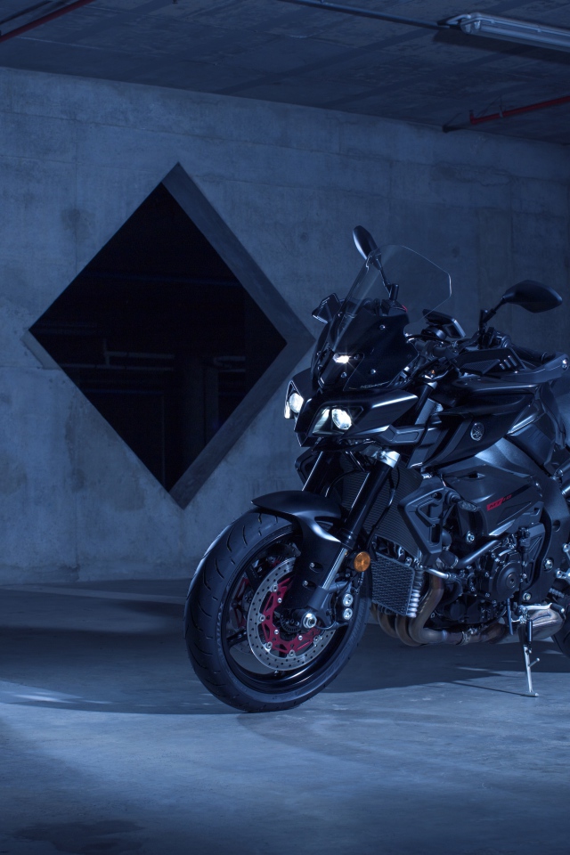Мотоцикл Yamaha MT-10 в гараже 