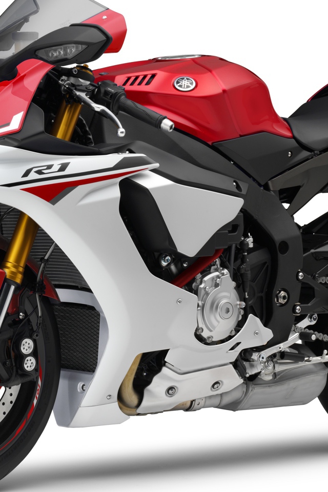Мотоцикл Yamaha YZF-R1 на белом фоне
