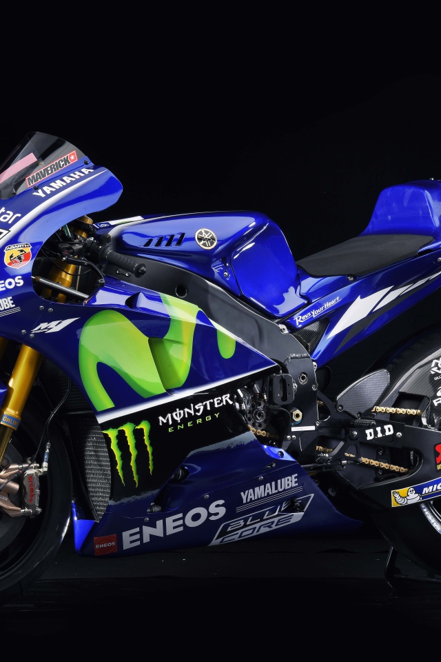 Мотоцикл  Yamaha YZR-M1 на черном фоне 