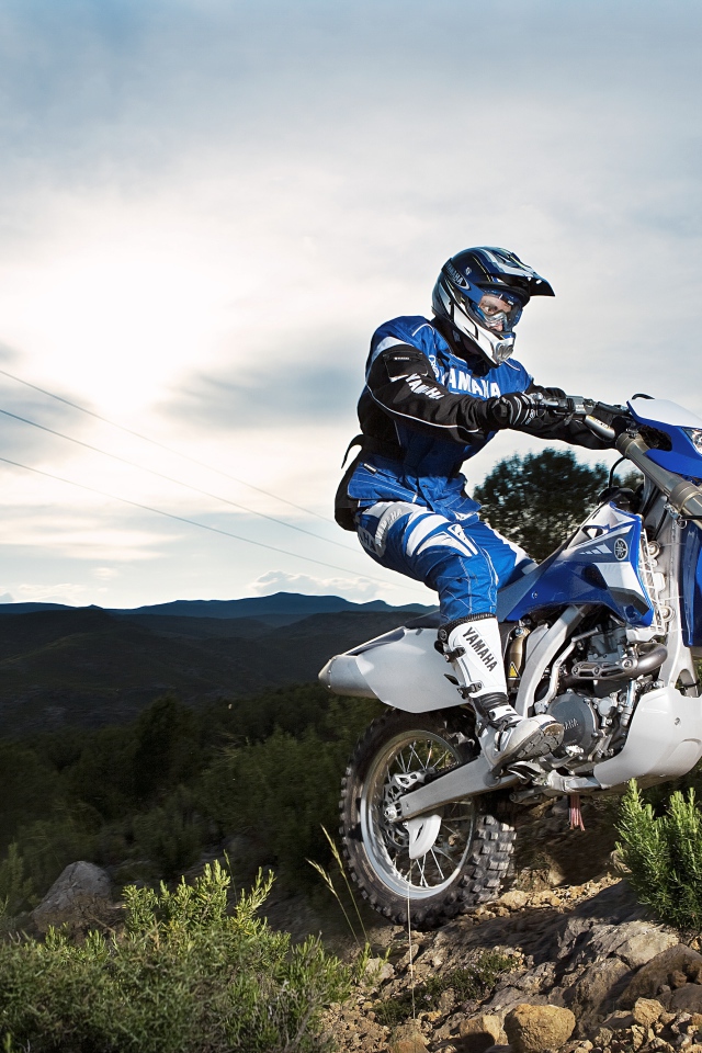 Мотоциклист на мотоцикле Yamaha  WR450F на мотокроссе